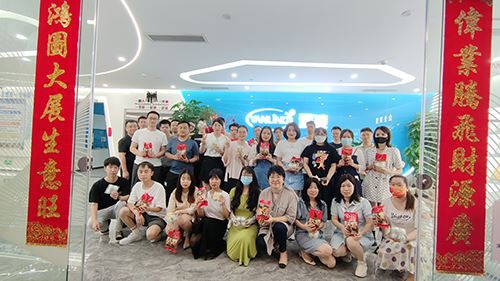 Celebraré un feliç festival de vaixells de drac!